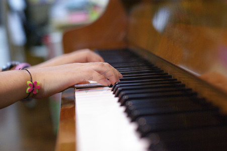 弹钢琴的孩子的手在一种滑稽的心情。