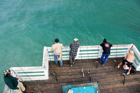连家渔民摄影照片_码头上的渔民