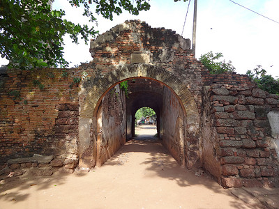 斯里兰卡废弃的尼甘布堡垒的大门