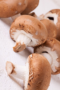 新鲜的棕色波多贝罗或落叶松蘑菇