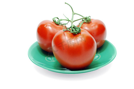 吐鲁番西红柿摄影照片_盘子里的红番茄