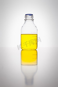 黄色液体摄影照片_实验室玻璃瓶