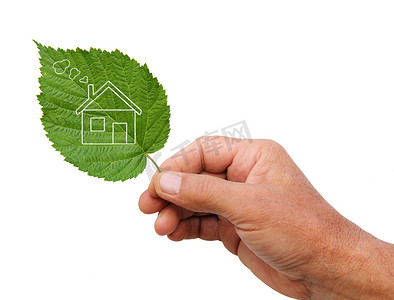 住宅图标摄影照片_生态住宅概念，手持生态住宅图标在自然隔离中