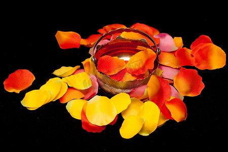 橙色、黄色和粉色玫瑰纺织花瓣上的银篮