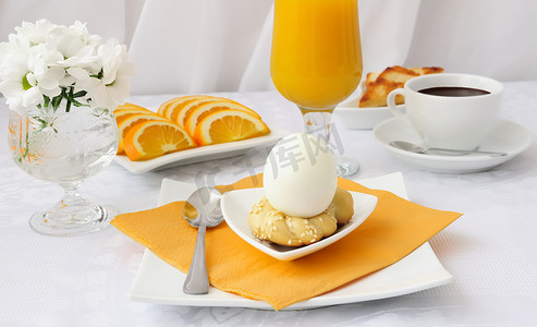 面包鸡蛋橙汁摄影照片_早餐