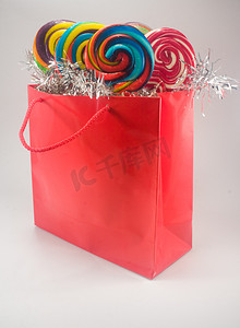圣诞节礼物棒摄影照片_礼品袋和棒棒糖