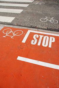 带有停车标志的橙色自行车道