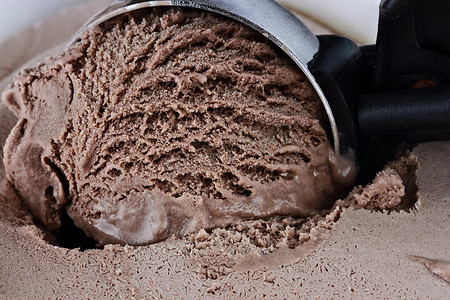巧克力冰淇淋球摄影照片_一勺巧克力冰淇淋