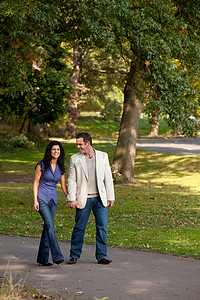 结婚情侣摄影照片_情侣漫步公园