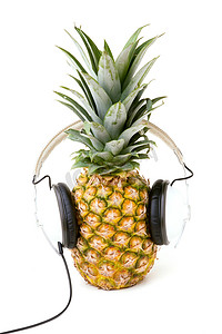 菠萝用耳机听音乐