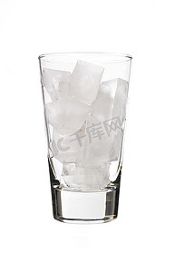 水杯加冰块摄影照片_加冰的玻璃杯