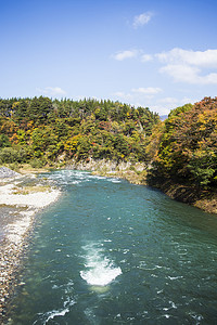 河岸摄影照片_日本白川乡的河岸