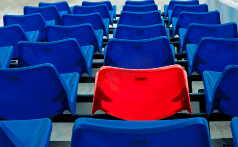 足球场的蓝色和红色座位