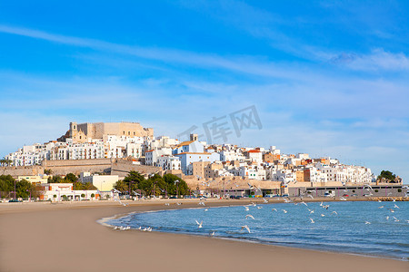 踏青手绘背景摄影照片_西班牙卡斯特利翁的佩尼斯科拉城堡和海滩