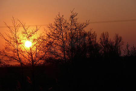橙色风景摄影照片_波兰太阳以西