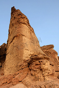 以色列蒂姆纳国家公园沙漠中的三角砂岩