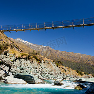 新西兰冰川河上的吊桥
