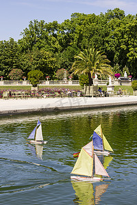 公园花园池塘中的传统小木帆船