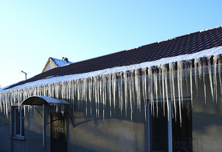 屋顶上有很多冰柱