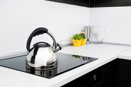 带感应炉的现代厨房中的钢水壶