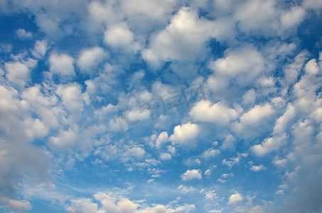梦想清新摄影照片_清新的空气和多云的天空