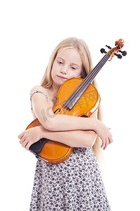 拥抱小提琴的礼服的女孩