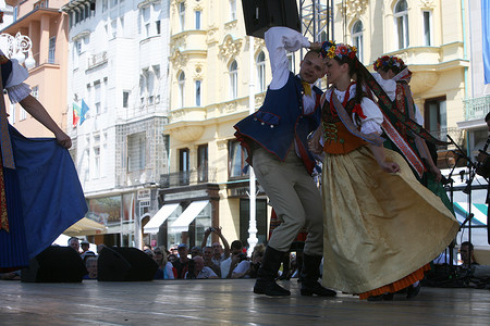 身着波兰民族服装的华沙经济学院歌舞团成员