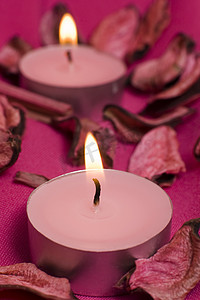 浪漫紫色蜡烛摄影照片_粉色蜡烛