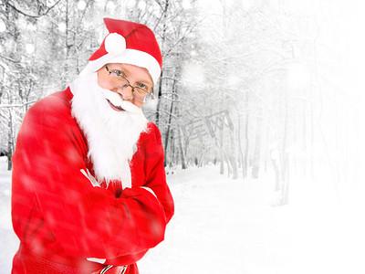 圣诞老人胡子帽子摄影照片_冬季森林中的圣诞老人