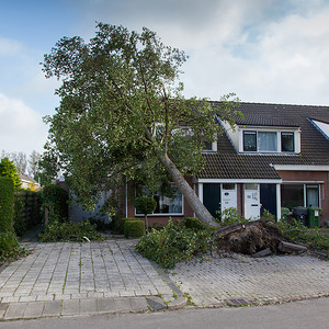 LEEUWARDEN，荷兰， 2013 年 10 月 28 日： 巨大的风暴袭击了