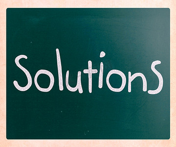 “解决方案”在黑板上用白色粉笔手写