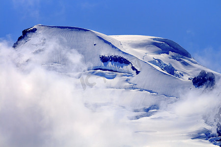 来自华盛顿州艺术家点的云层下的贝克山峰会