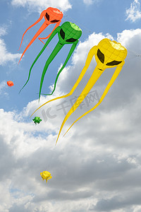 风筝玩具摄影照片_太空入侵者风筝坠落
