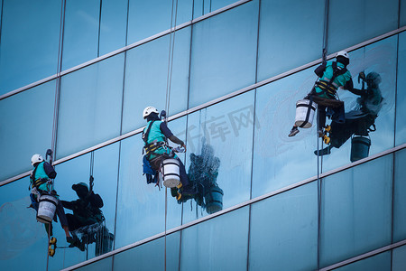高层建筑窗户清洁工人团队服务