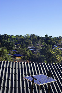 在屋顶的太阳电池板系统，晴朗的天空蔚蓝背景