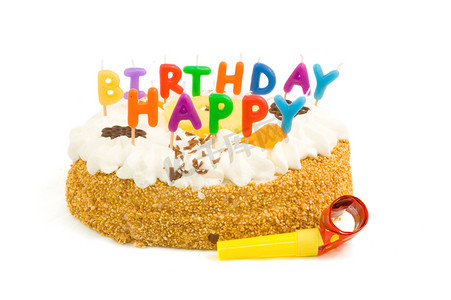 五颜六色的生日蛋糕，上面有奶油和生日快乐蜡烛