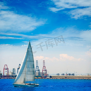 商务风背景摄影照片_有风船和起重机的瓦伦西亚市港口在背景中