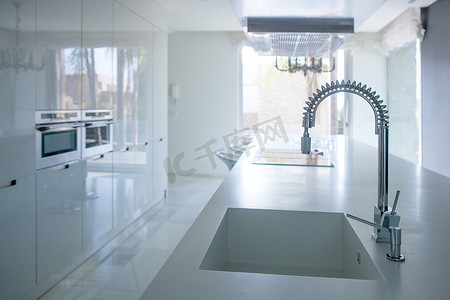 现代白色厨房配有内置长椅视角