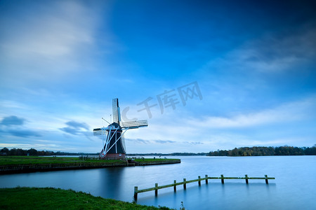 长时间曝光的湖边荷兰风车