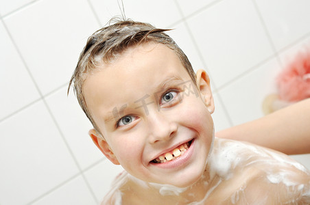 快乐的男孩在浴室里洗澡