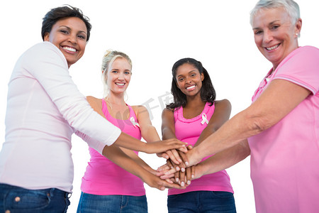 戴着乳腺癌丝带的微笑女性双手合十