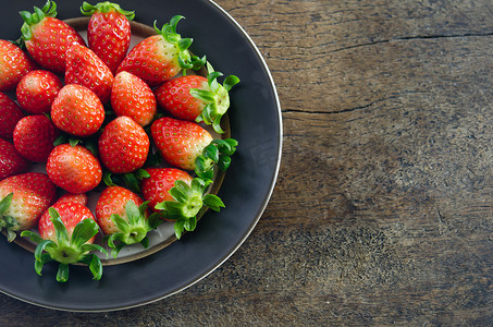 盘子里的草莓
