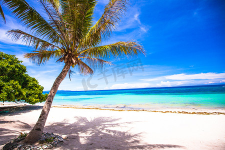 异国岛屿上完美的白色热带海滩