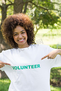 环保志愿者摄影照片_环保主义者指着志愿者 T 恤