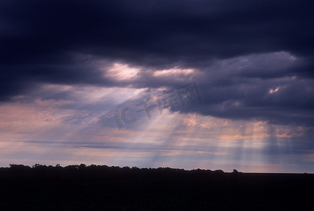 光线穿过早晨的暴风云，美国内布拉斯加州兰开斯特县