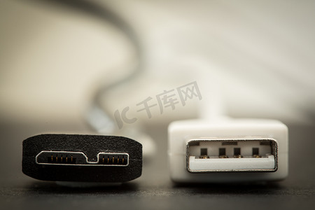 usb优盘摄影照片_黑色 USB SS 和白色 USB 的尖端特写