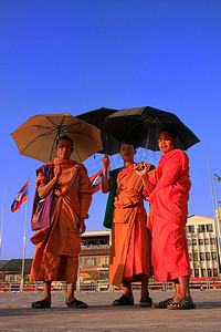 老挝万象湄公河附近带雨伞行走的僧侣