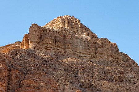 橙色风景摄影照片_沙漠中的橙色砂岩山