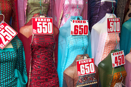 印度纱丽服在市场上出售