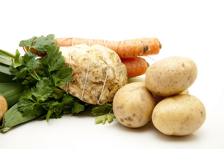 胡萝卜土豆摄影照片_汤蔬菜和土豆